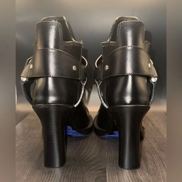 💰⬇️ BURBERRY 
Black Leather Ankle Boots 
Women's  US 7 - Picture 15 of 16